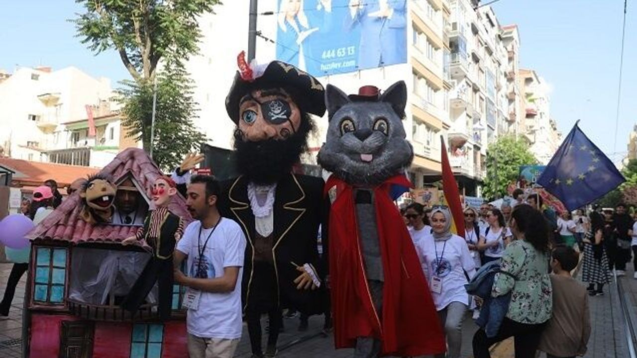 Eskişehir sokaklarını kuklalar bastı!