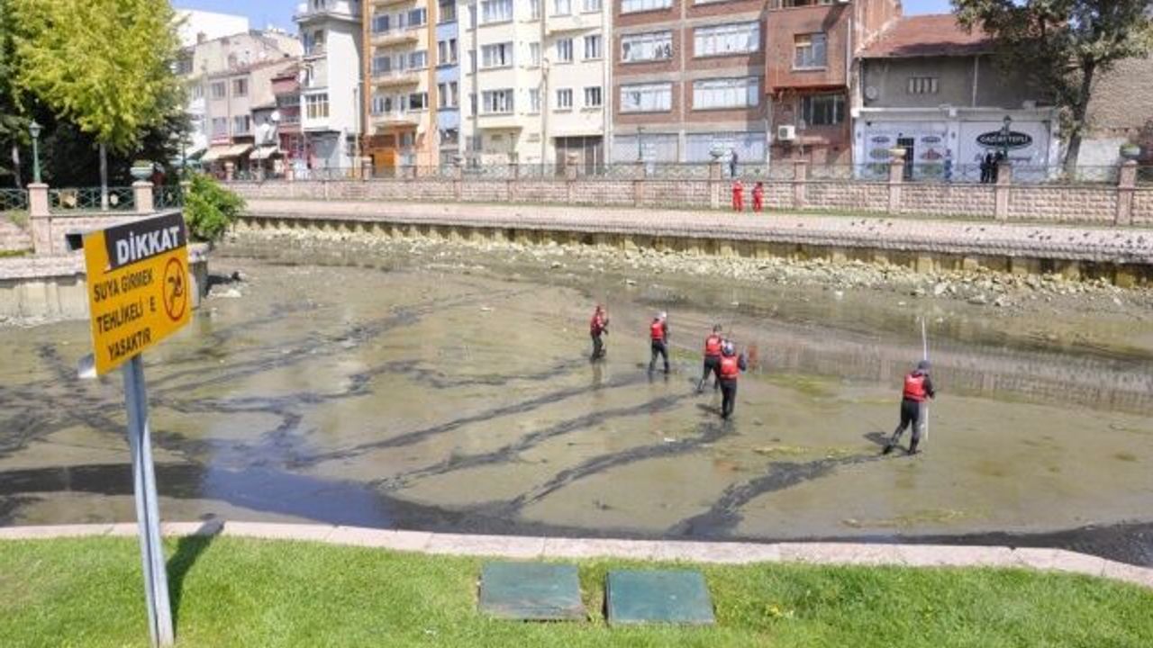 Sular çekilince Porsuk Çayı'nın kirliliği şaşırttı
