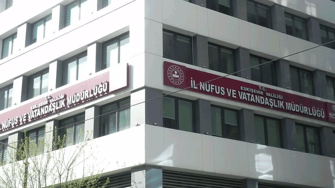 Kimliğini kaybedenlerin imdadına yetiştiler: Eskişehir'de 22 adaya sınav vizesi