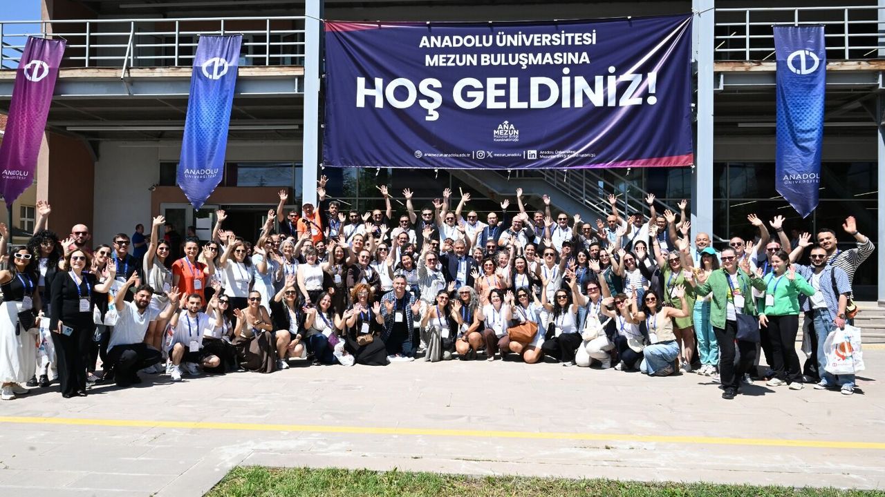 Yarım Asırlık Çatıda Duygusal Buluşma: Anadolu Üniversitesi Mezunları Yıllar Sonra Eskişehir’de Bir Araya Geldi