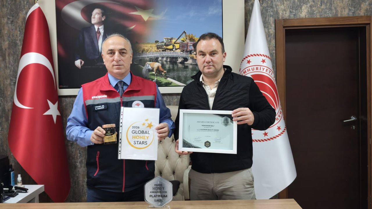 Eskişehirli Arıcı Hakkı İşçi Paris’ten Ödülle Döndü